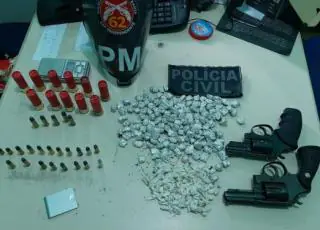 Grupo armado invade delegacia, atira em carcereiro e resgata comparsa preso por tráfico na BA