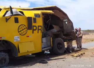 Grupo armado rende seguranças, explode carro-forte e rouba malotes de dinheiro no interior da Bahia
