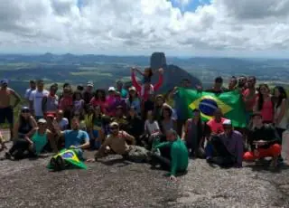 Grupos de aventureiros realizam caminhada até o Monte Pescoço em Itamaraju