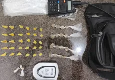 Guaratinga: suspeitos fogem pelo riacho e abandonam pochete com drogas e rádio comunicador