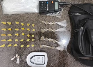 Guaratinga: suspeitos fogem pelo riacho e abandonam pochete com drogas e rádio comunicador