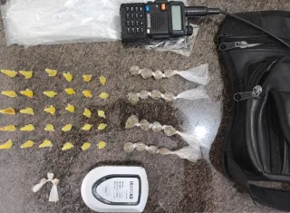 Guaratinga: suspeitos fogem pelo riacho e abandonam pochete com drogas e rádio comunicador