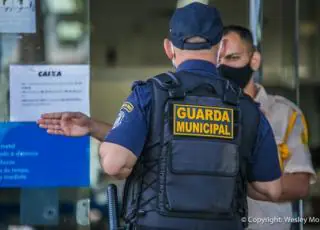 Guarda Municipal atua para garantir distanciamento em filas de banco