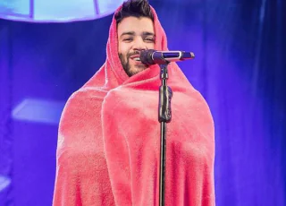 Gusttavo Lima faz show enrolado em cobertor