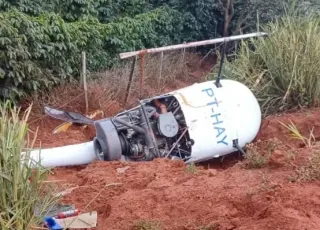 Helicóptero cai em Nova Resende (MG) e duas pessoas sofrem ferimentos leves