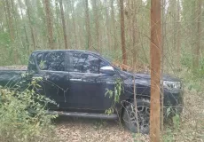 Hilux do casal assassinado, Mauime e Geovana  é encontrada abandonada em plantação de eucalipto
