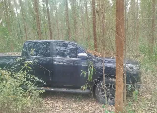 Hilux do casal assassinado, Mauime e Geovana  é encontrada abandonada em plantação de eucalipto