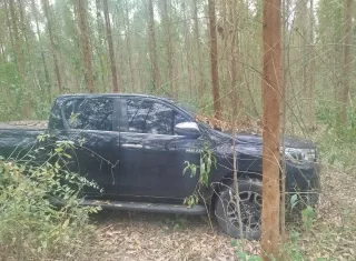 Hilux abandonada é encontrada em plantação de eucalipto; veículo pertencia a casal Mauime e Geovana