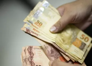 Homem acha R$ 23 mil em carro que roubou de padre e distribui dinheiro