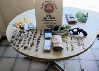Adolescente ameaça vizinhos e acaba apreendido com arma e drogas em Alcobaça