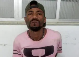 Homem armado é preso pela PM dormindo embriagado em cima de moto