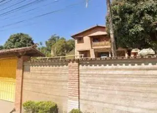 Homem ateia fogo na casa da família e mata duas crianças