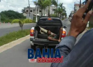 Homem baleado na Avenida Paulo Souto é socorrido em carroceria de Pickup por populares