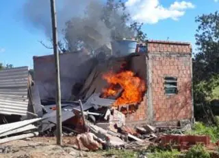Homem coloca fogo na casa com 3 filhos dentro, um morreu e 2 estão em estado grave, no interior da Bahia