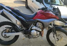 Homem com mandado de prisão é preso com moto roubada em Teixeira de Freitas