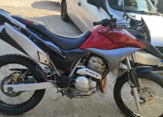 Homem com mandado de prisão é preso com moto roubada em Teixeira de Freitas