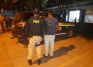 Homem com mandado de prisão em aberto do Maranhão é detido pela PRF de Teixeira de Freitas