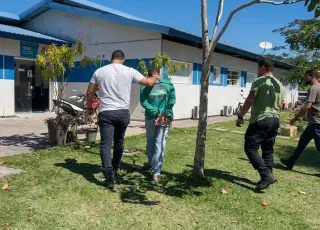 Homem com mandado de prisão por homicídio é localizado e preso em Porto Seguro