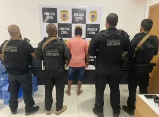 Homem com mandado por homicídio é preso durante ação conjunta em Arraial d’Ajuda
