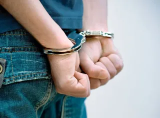 Homem com mandados de prisão por homicídio e roubo é capturado pelo PMBA em Medeiros Neto