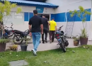 Homem com tornozeleira eletrônica é preso pela Polícia Civil durante cumprimento de mandado em Porto Seguro