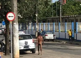 Homem desfila pelado no centro de Itamaraju