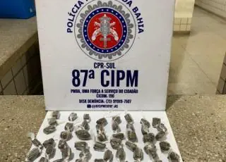 Homem dispensa droga e foge ao avistar viatura da PM