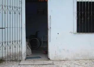 Homem é baleado, corre e morre na sala da primeira casa que encontrou com o portão aberto