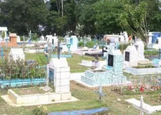 Homem é detido após retirar corpo da avó de túmulo e dançar com cadáver no meio da rua. Veja o vídeo