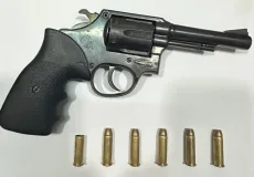 Homem é detido com revólver após denúncia de disparos em fazenda de Itabela