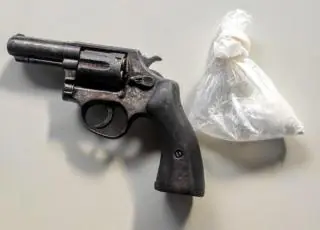 Homem é detido pela Polícia Militar com arma e droga em Alcobaça