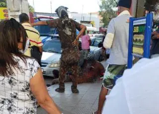 Homem é esfaqueado no pescoço em plena luz do dia no centro de Teixeira de Freitas