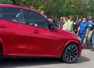 Homem é executado com mais de 80 tiros dentro de BMW blindada