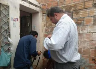 Homem é morto a tiros no quintal de casa, na Rua Torta. Abriu o portão para o assassino