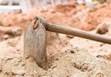 Homem é morto com golpes de enxada por vizinho na Bahia