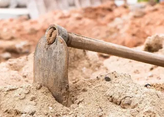 Homem é morto com golpes de enxada por vizinho na Bahia