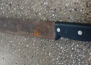 Homem é preso por ameaçar a companheira e a filha dela com facão em Teixeira de Freitas