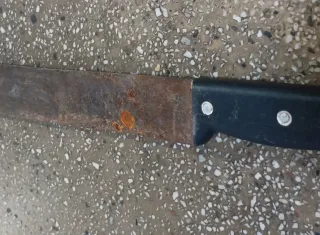 Homem é preso por ameaçar a companheira e a filha dela com facão em Teixeira de Freitas