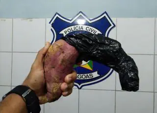 Homem é preso ao usar “batata doce” como arma para assaltar