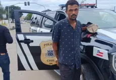 Homem é preso após arrombar carro e furtar bolsa de idosa no Centro de Eunápolis