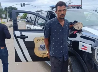 Homem é preso após arrombar carro e furtar bolsa de idosa no Centro de Eunápolis