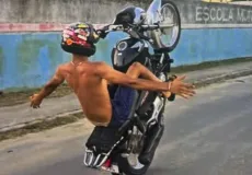 Homem é preso após usar adesivos para modificar placa de moto em Porto Seguro