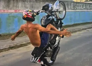 Homem é preso após usar adesivos para modificar placa de moto em Porto Seguro