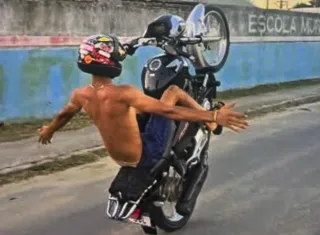 Homem é preso após usar adesivos para modificar placa de moto em Porto Seguro