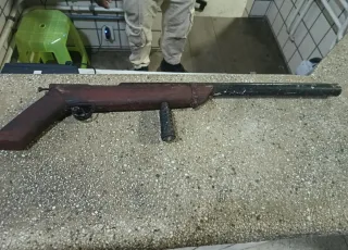 Homem é preso com arma de fogo artesanal após ameaças a moradores em Mucuri