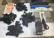 Homem é preso com drogas, dinheiro e material do tráfico em Teixeira de Freitas