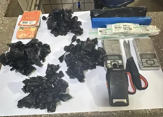 Homem é preso com drogas, dinheiro e material do tráfico em Teixeira de Freitas
