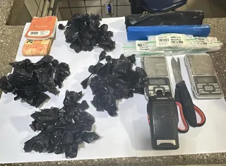 Homem é preso com drogas, dinheiro e material do tráfico em Teixeira de Freitas