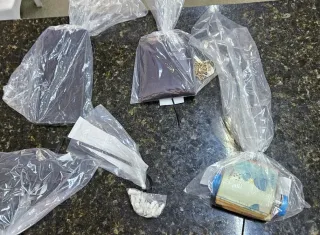 Homem é preso com drogas e simulacro de arma em Itamaraju