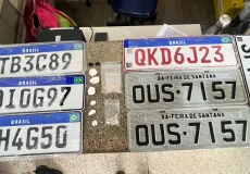 Homem é preso com drogas, munições e seis placas de veículos em Teixeira de Freitas